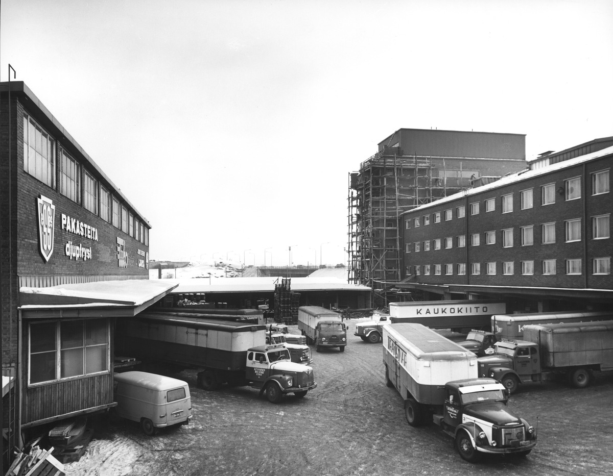 Autoja Tukon keskusvaraston pihalla, Panimokatu 1. Pietinen, valokuvaaja 1960-1963, Helsingin kaupunginmuseo.